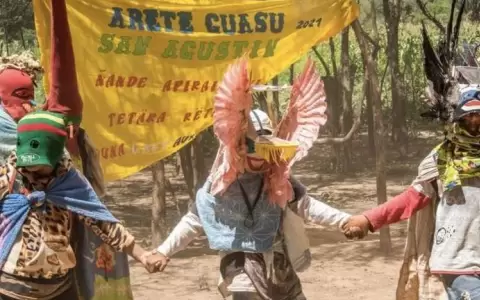 Dibujos de ni�os y ni�as ind�genas del Chaco en Casa Castelv�