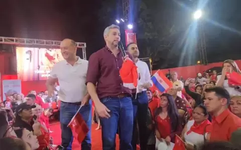 Abdo Ben�tez recuerda a su padre en acto pol�tico y dice que estar� brindando arriba