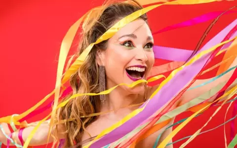 Lali Gonz�lez vuelve a las tablas con "Loca", su nuevo show de humor