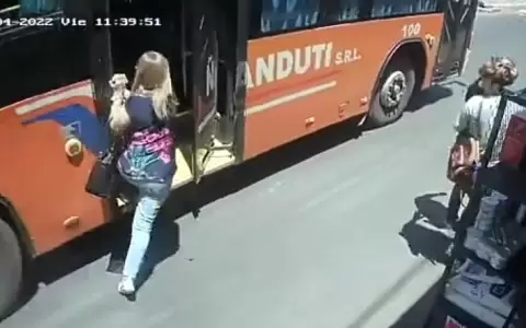 Una mujer quiso abordar un colectivo pero cay� y fue embestida por el propio bus