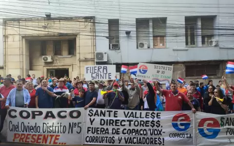 Funcionarios de Copaco se manifiestan exigiendo el cobro de salarios y aguinaldo