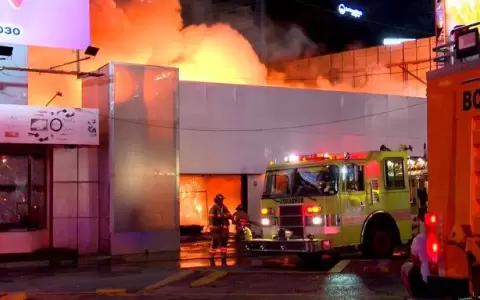 Voraz incendio consumi� local comercial sobre Aviadores del Chaco