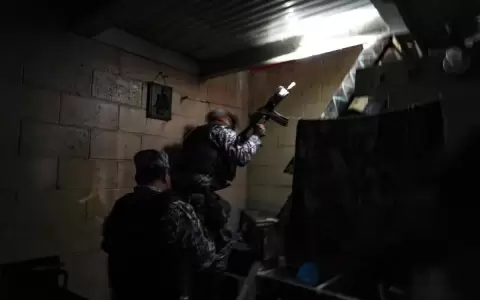 El r�gimen de excepci�n de Bukele asfixia a las pandillas: �Polic�as y soldados tienen poder absoluto�