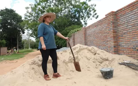 Tras recibir capacitaci�n en construcci�n por el SNPP, mujer levanta muralla de su casa