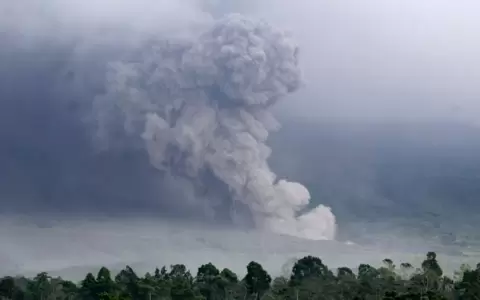 Casi 2.000 desplazados tras la erupci�n de un volc�n en Indonesia