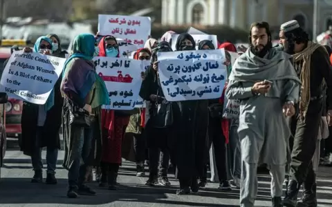 Talibanes reprimen protesta de mujeres contra veto a educaci�n universitaria