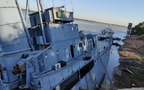 Armada Paraguaya trabaja en la estabilizaci�n del buque Ca�onero Humait�