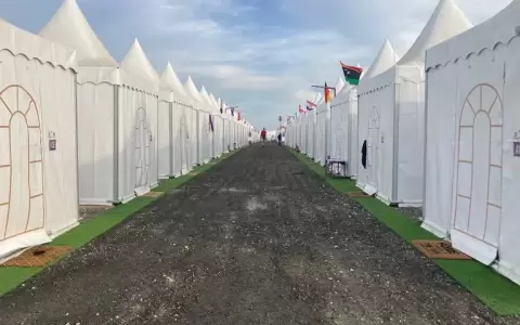 Las quejas de los turistas que se alojan en carpas de la FIFA en el norte de Doha: �Un campo de refugiados�