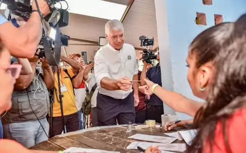 Arnoldo Wiens vot� y pidi� que se respeten los resultados