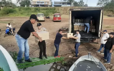 Elecciones: m�quinas son distribuidas por tierra y agua