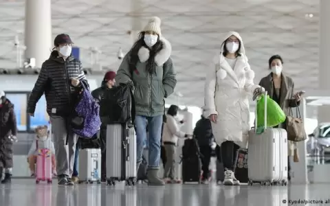 EE. UU. estudia restricciones a viajeros de China por aumento de covid-19