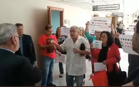 A los gritos, seguidores de Juan Vera hostigaron a Menchi Barriocanal