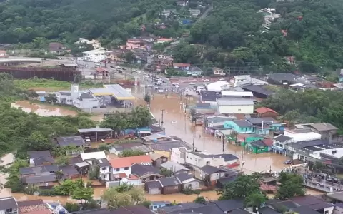 Florian�polis decret� estado de emergencia y hay deslizamiento de tierra en muchas ciudades