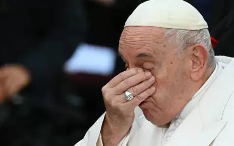 El papa Francisco llora al recordar que Ucrania es "un pueblo martirizado" en una misa