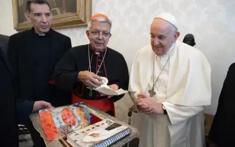 Cardenal paraguayo entrega reliquias de Chiquitunga al papa