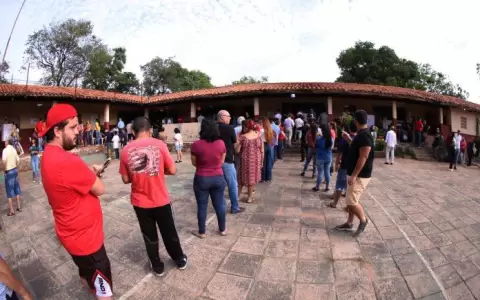 Filas de votantes en las urnas.