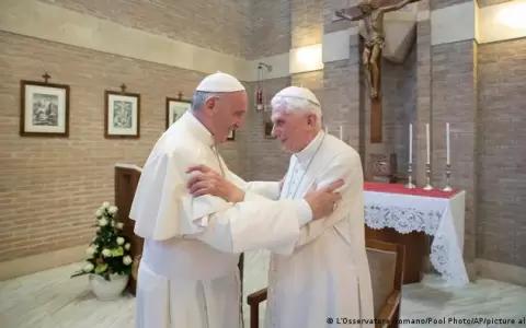 Francisco expresa su "gratitud" a Benedicto XVI tras su fallecimiento