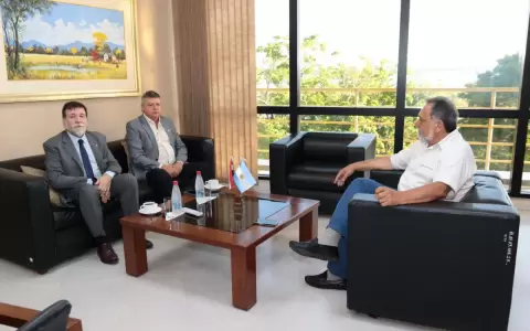 Senador recibe a autoridades de Argentina preocupados por la Hidrov�a Paraguay-Paran�