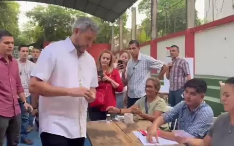 Presidente de la Rep�blica, el primero en votar: "No me voy a abrazar con Cartes", dijo