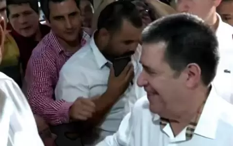 Horacio Cartes ya acudi� al local de votaci�n