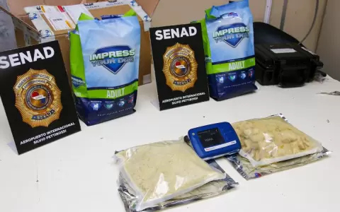 Aeropuerto: interceptan paquetes de �xtasis en comida para perros