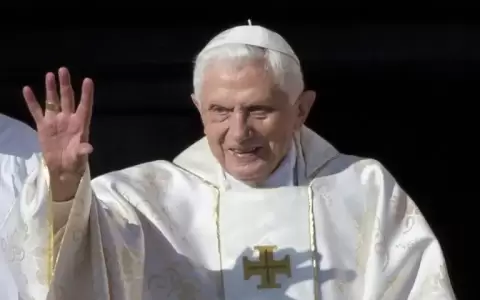 Tres ata�des y la extracci�n de sus v�sceras: el rito funerario de los papas desde la muerte hasta el entierro