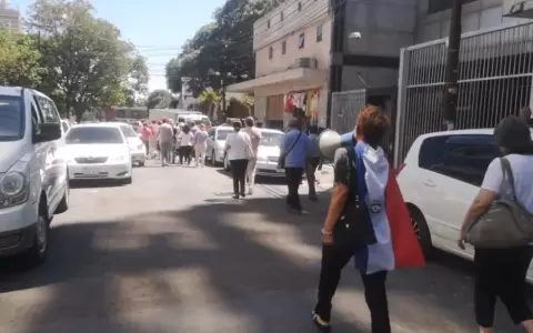 Jubilados del IPS se manifiestan frente a las oficinas administrativas