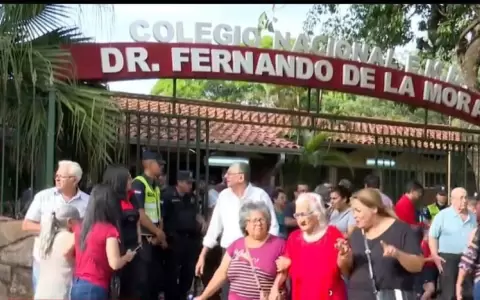 Encuestadora denuncia que polic�as le impiden el trabajo frente a local de votaci�n