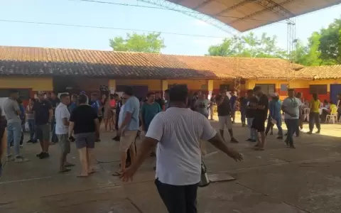 Regresa el movimiento en los locales de votaci�n a menos de una hora del cierre