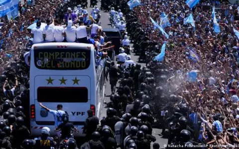Multitudinario recibimiento de los argentinos a su equipo ganador de la Copa Mundial Qatar 2022