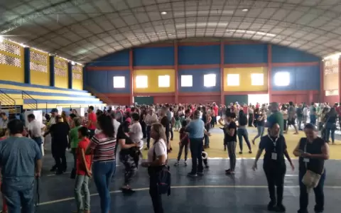Varios incidentes en locales de votaci�n: discusiones y hasta votos anulados