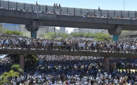 Euforia en Argentina: campeones del mundo sobrevolaron en helic�ptero por Buenos Aires