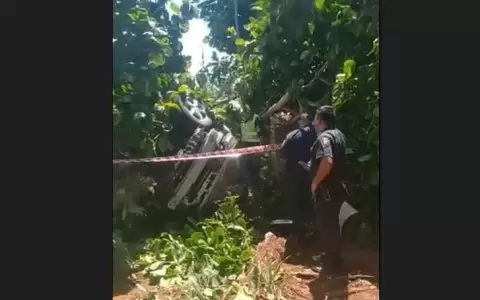 Villa Elisa: veh�culo vuelca y ocupantes huyen del lugar