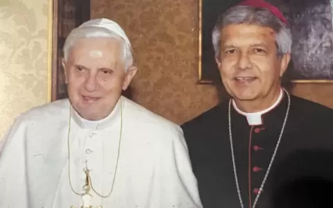 Adalberto Mart�nez: "Desde Paraguay nos unimos en oraci�n por el eterno descanso del papa Benedicto XVI"