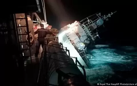 Barco de Marina de Tailandia naufraga y deja 33 desaparecidos