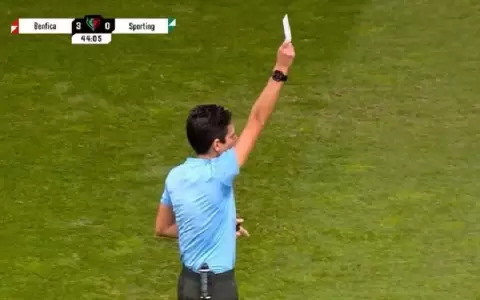 Por primera vez se exhibi� la tarjeta blanca en un partido de f�tbol