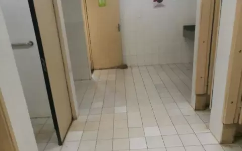 Usuaria denunci� descuido en ba�os del parque �u Guas� y encargados responden