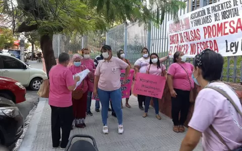 Pacientes oncol�gicos se manifiestan frente al Ministerio de Salud