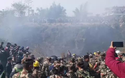 Un avi�n con 72 personas a bordo se estrell� en Nepal: hay al menos 67 muertos
