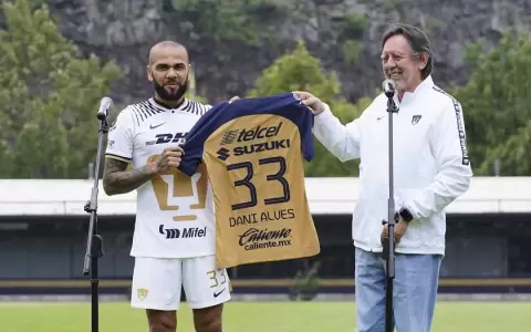 Pumas rescindi� contrato con Dani Alves