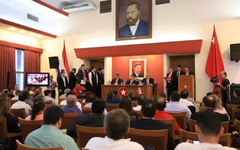 Entre abrazos y empujones, ANR sella incidentada unidad partidaria