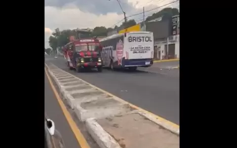 Filman un colectivo repleto de hinchas azulgranas circulando a contramano