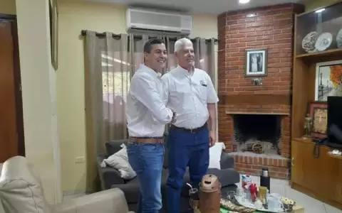Buscando el abrazo republicano: Pe�a se encuentra en casa de Wiens, dialogando
