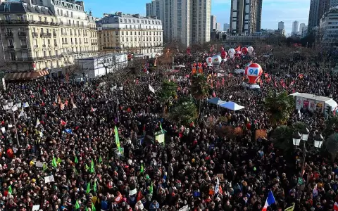Franceses se manifestaron contra la reforma de las pensiones que impulsa Macron