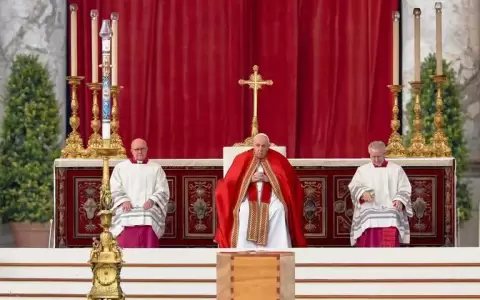 Funeral de Benedicto XVI: Francisco destac� la sabidur�a, la delicadeza y la entrega de su antecesor