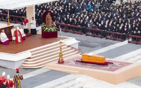 El adi�s a Benedicto XVI. Francisco: �Padre, en tus manos encomendamos su esp�ritu�