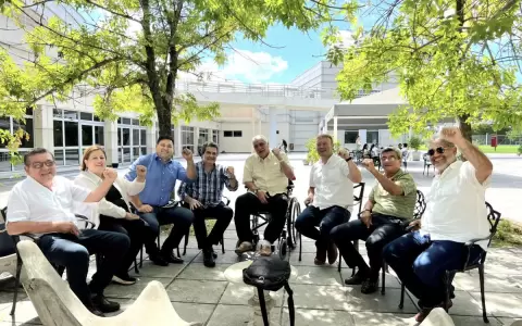Lugo se muestra por primera vez despu�s de cinco meses internado, reafirmando su compromiso en estas elecciones