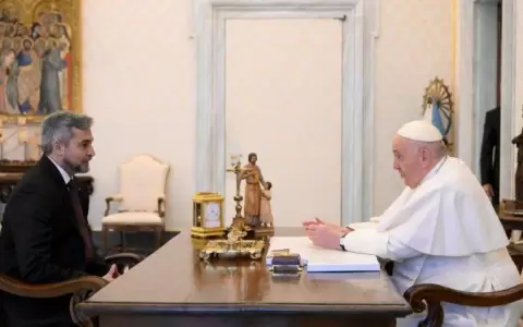 Abdo Ben�tez llev� chipa y yerba para el terer� al papa Francisco en su segunda visita oficial