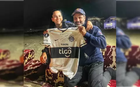 Al-Attiyah recibi� una camiseta de Olimpia firmada por Richard Ortiz