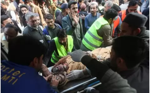 Al menos 25 muertos y m�s de 120 heridos en un ataque suicida a una mezquita en Pakist�n